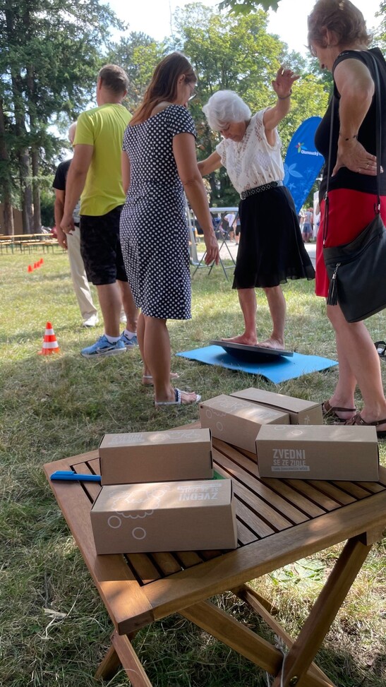 Chute kraje pani na balancni desce