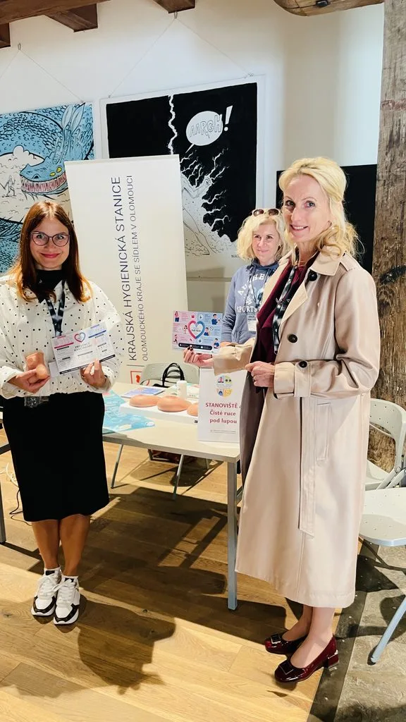 Na Festivalu zdraví jsme přiblížili středoškolákům prevenci v praxi 1 Spolecne foto stanoviste
